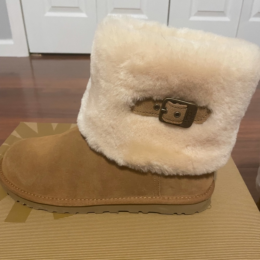 UGG Ellee boots Size 9 worn once